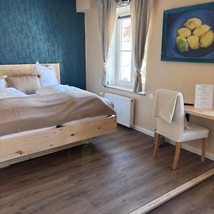 Zimmer mit Kingsize-Bett